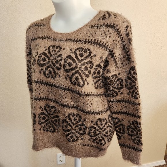 Amichi Fuzzy Sweater - Picture 4 of 10